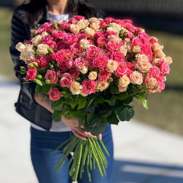 Букет кустовой розы 635: Розовая  и персиковая кустовая роза